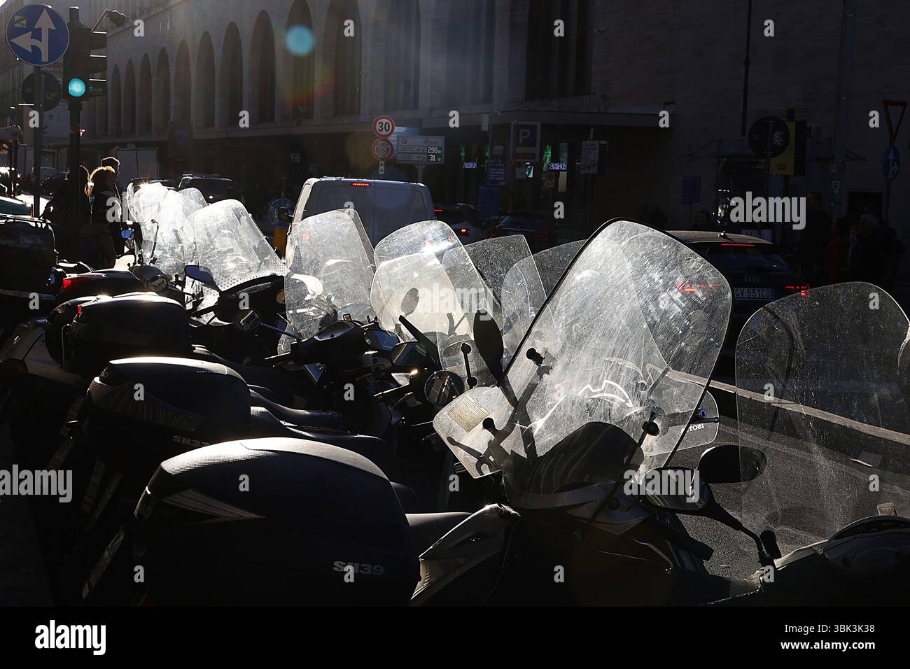 Scooters garés à Rome, Italie Banque D'Images