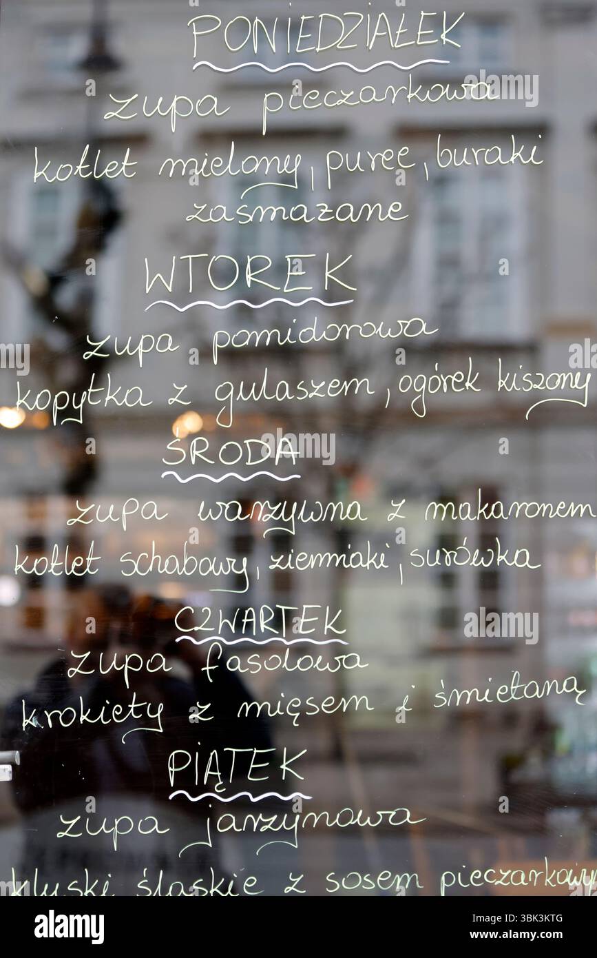 Menu sur la fenêtre d'un restaurant polonais. Varsovie. Pologne. Banque D'Images