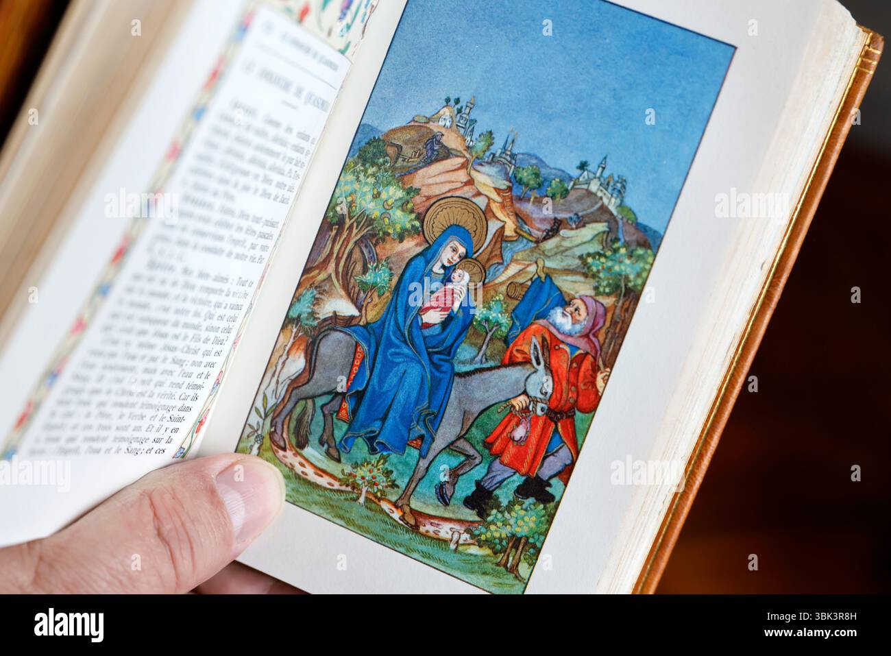 Homme catholique lisant un missel illustré. Banque D'Images