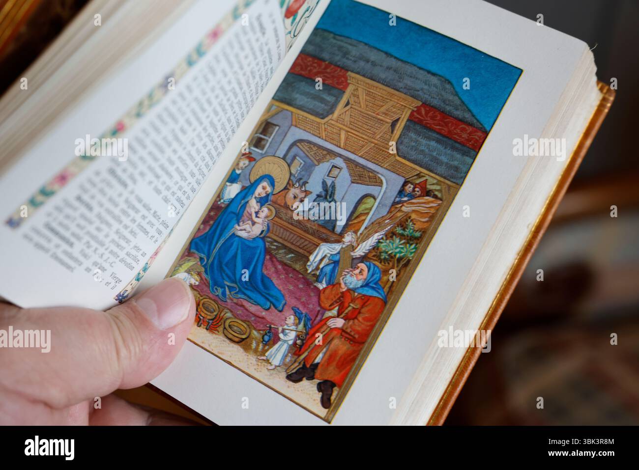 Homme catholique lisant un missel illustré. Nativité de Jésus ou naissance du Christ. L'Adoration des bergers. Banque D'Images