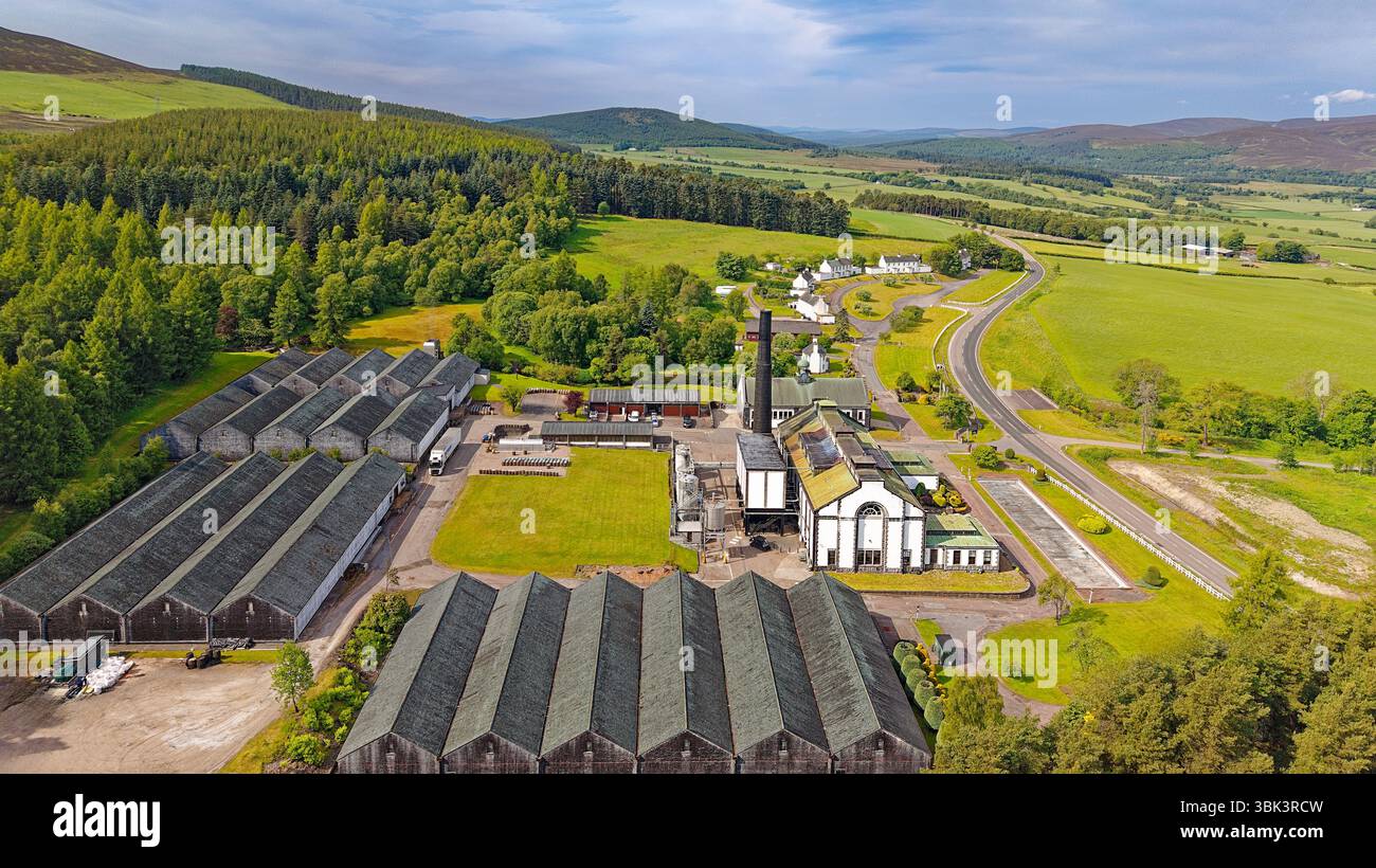 Tormore distillerie Speyside Écosse les principaux entrepôts du bâtiment et la route A95 à proximité au début de l'été Banque D'Images