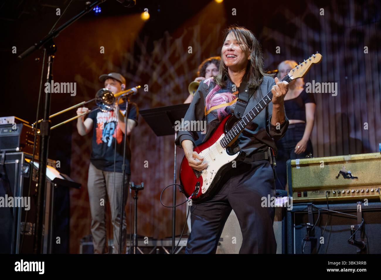 Manchester, Royaume-Uni. 17 juin 2025. Kim Deal, des groupes The Breeders et The Pixies, effectue sa tournée solo au New Century Hall 2024-06 de Manchester Banque D'Images