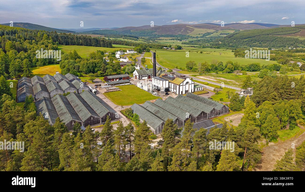 Tormore distillerie Speyside Scotland vue sur les bâtiments aux collines et landes lointaines au début de l'été Banque D'Images