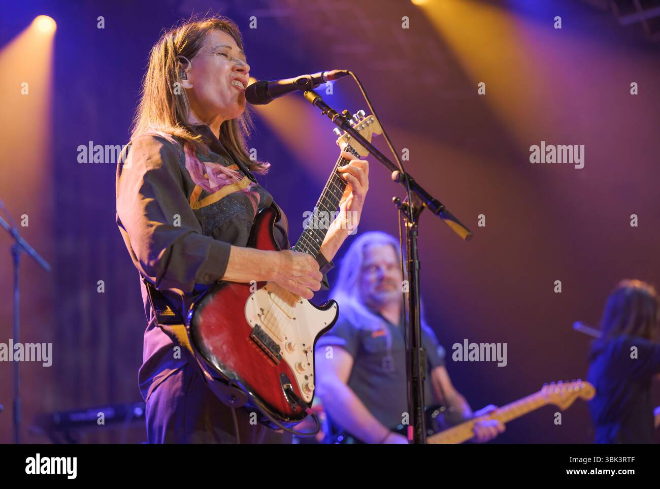 Manchester, Royaume-Uni. 17 juin 2025. Kim Deal, des groupes The Breeders et The Pixies, effectue sa tournée solo au New Century Hall 2024-06 de Manchester Banque D'Images