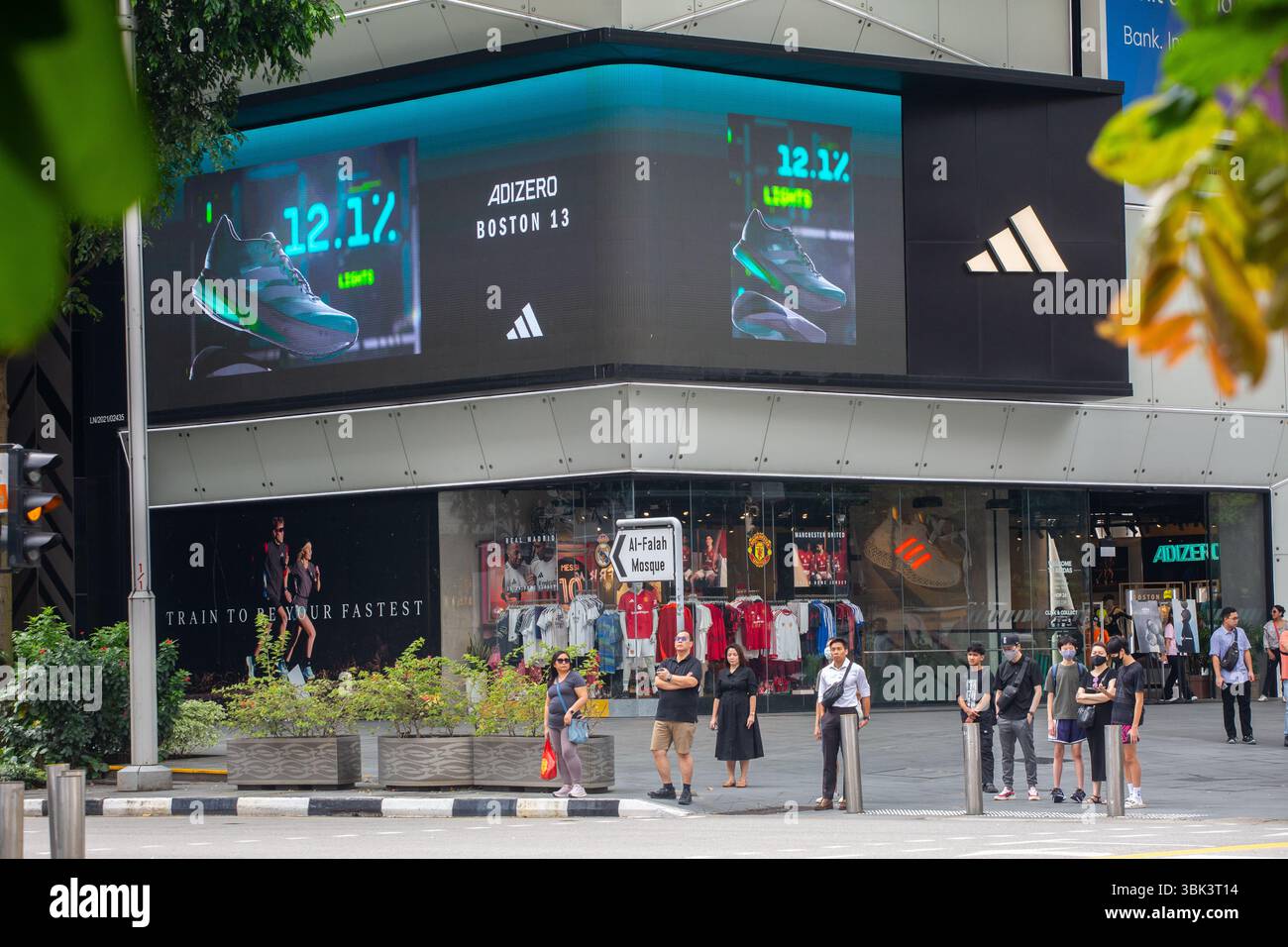 Juin 2025. Adidas Store écran numérique annoncer Adizero Boston 13 chaussures produit dans les rues pour sensibiliser le public. Orchard Road. Singapour Banque D'Images
