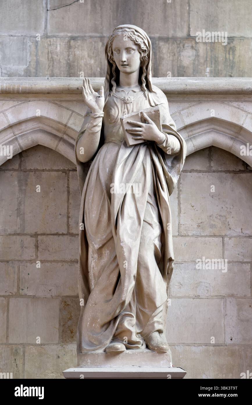 Cathédrale d'Auxerre. La Vierge Marie. Auxerre. France. Banque D'Images