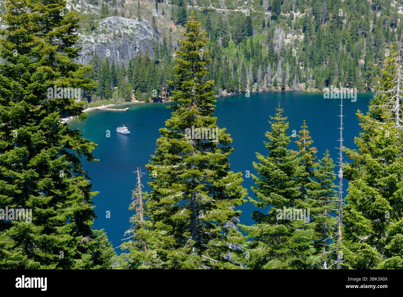 14 MAI 2025 - Emerald Bay, Lake Tahoe, CA, USA - Une vue sur les montagnes et les arbres jusqu'à Emerald Bay sur le côté Califoornia du lac Tahoe Banque D'Images