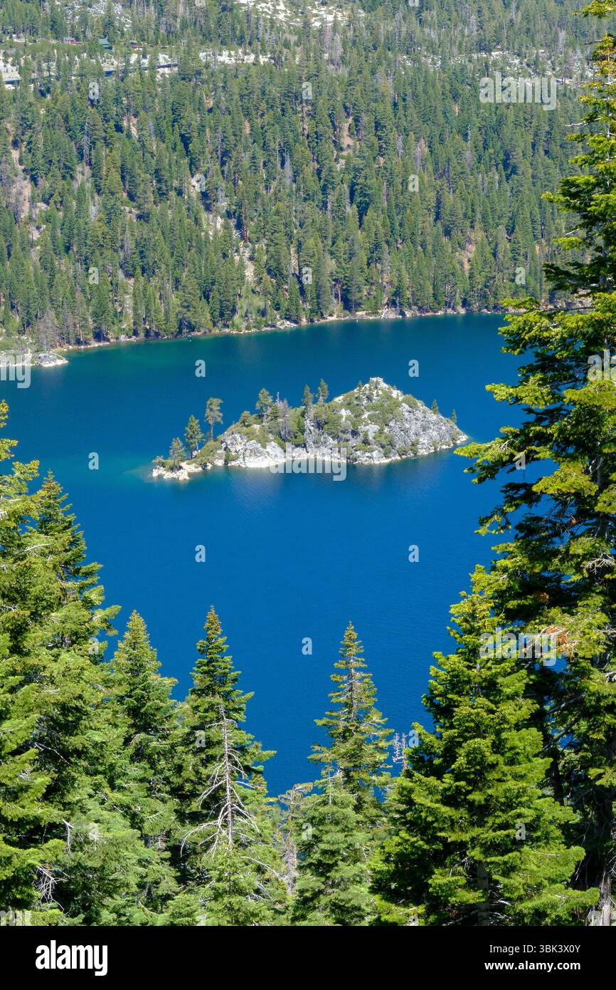 14 MAI 2025 - Emerald Bay, Lake Tahoe, CA, USA - Une vue sur les montagnes et les arbres jusqu'à Emerald Bay sur le côté Califoornia du lac Tahoe Banque D'Images