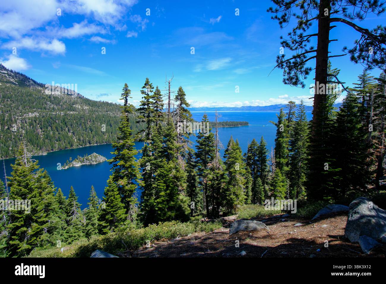 14 MAI 2025 - Emerald Bay, Lake Tahoe, CA, USA - Une vue sur les montagnes et les arbres jusqu'à Emerald Bay sur le côté Califoornia du lac Tahoe Banque D'Images