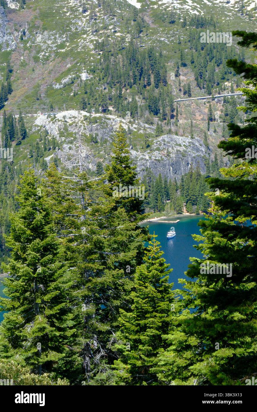 14 MAI 2025 - Emerald Bay, Lake Tahoe, CA, USA - Une vue sur les montagnes et les arbres jusqu'à Emerald Bay sur le côté Califoornia du lac Tahoe Banque D'Images