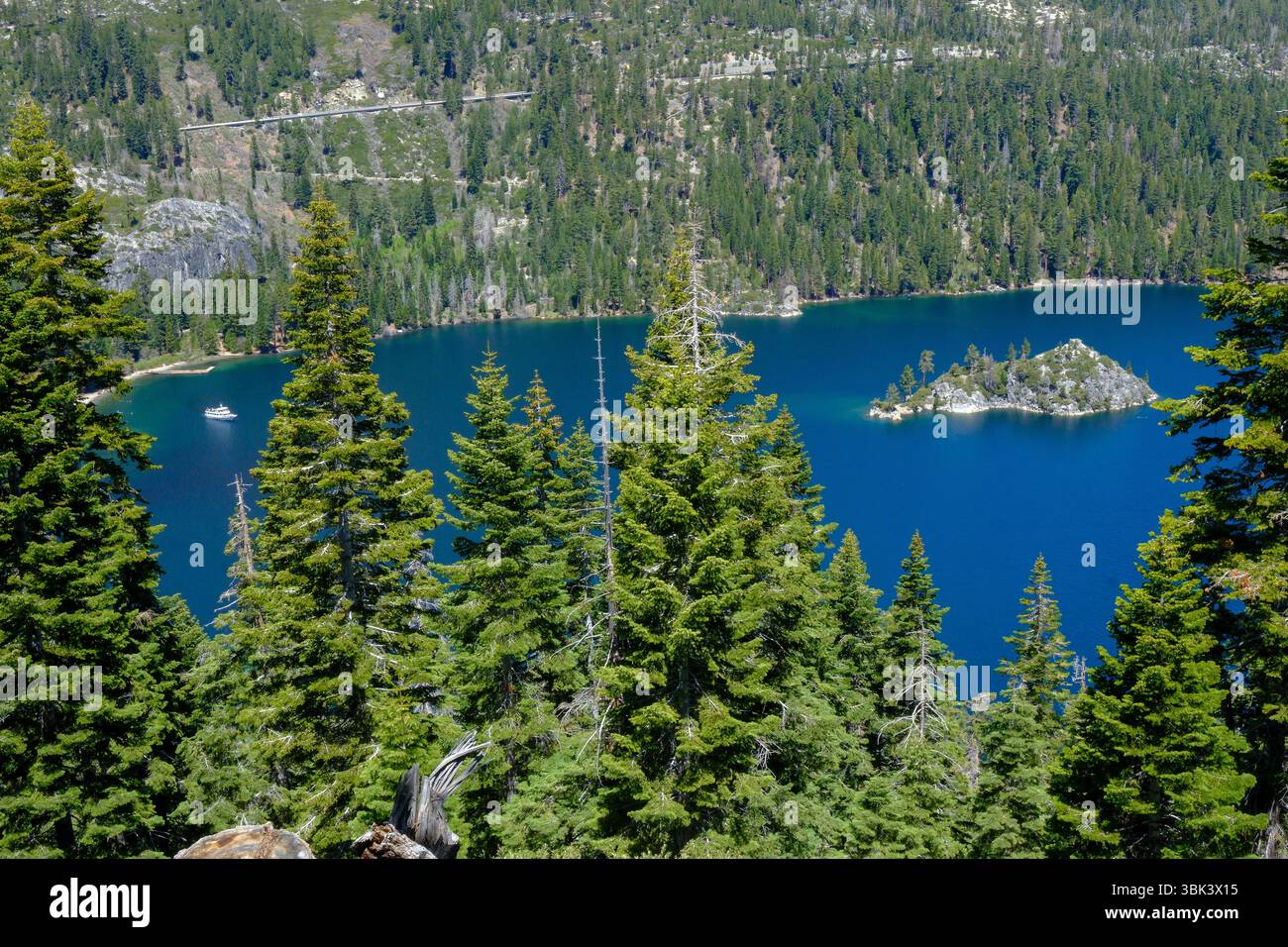 14 MAI 2025 - Emerald Bay, Lake Tahoe, CA, USA - Une vue sur les montagnes et les arbres jusqu'à Emerald Bay sur le côté Califoornia du lac Tahoe Banque D'Images