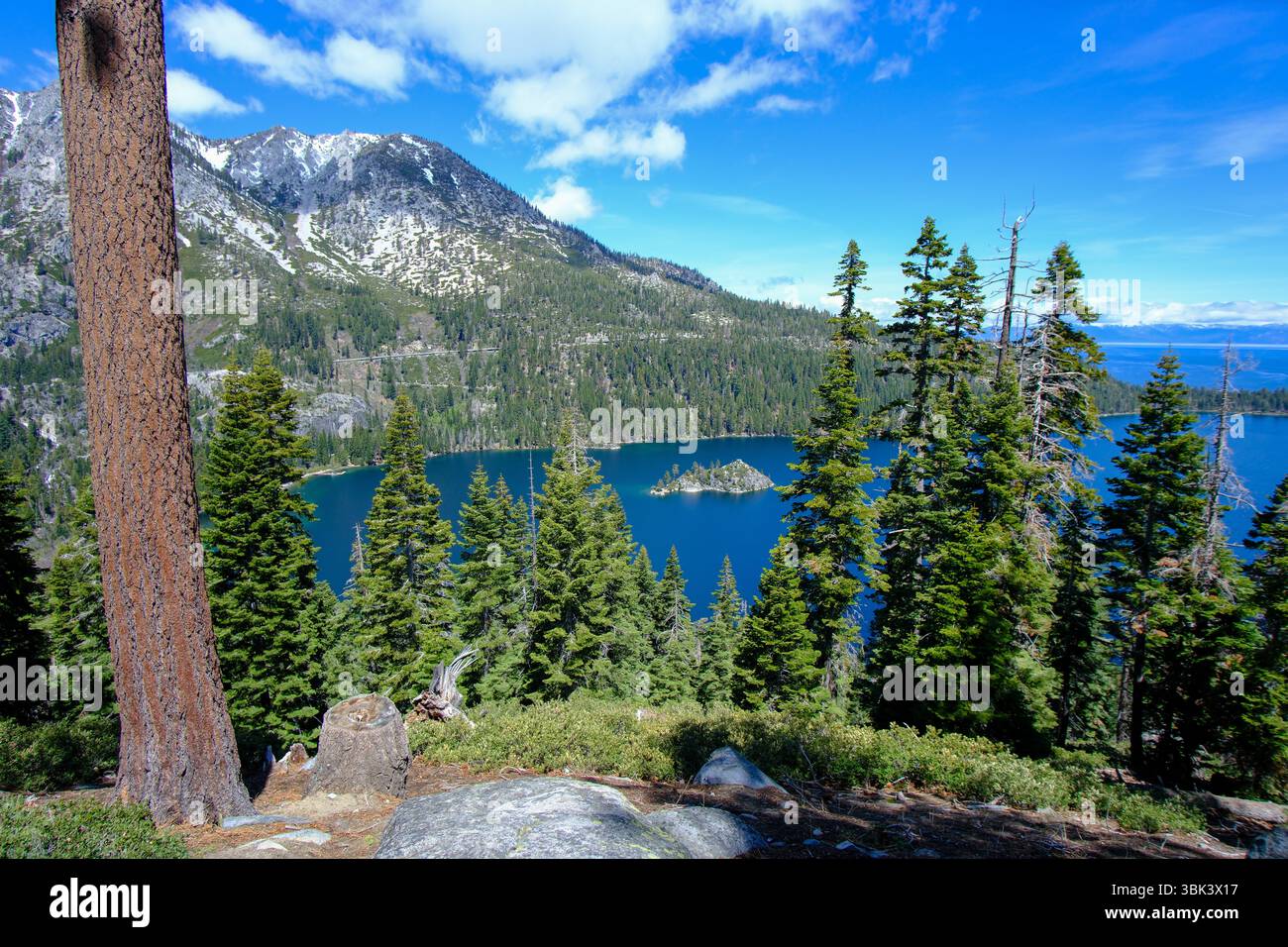 14 MAI 2025 - Emerald Bay, Lake Tahoe, CA, USA - Une vue sur les montagnes et les arbres jusqu'à Emerald Bay sur le côté Califoornia du lac Tahoe Banque D'Images