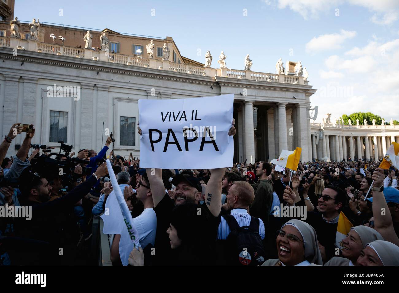 Deuxième jour du conclave : Cité du Vatican, le 8 mai 2025..les fidèles se rassemblent sur la place PeterÕs après que le nouveau pape soit connu Banque D'Images Deuxième jour du conclave : Cité du Vatican, le 8 mai 2025..les fidèles se rassemblent sur la place PeterÕs après que le nouveau pape soit connu Banque D'Images