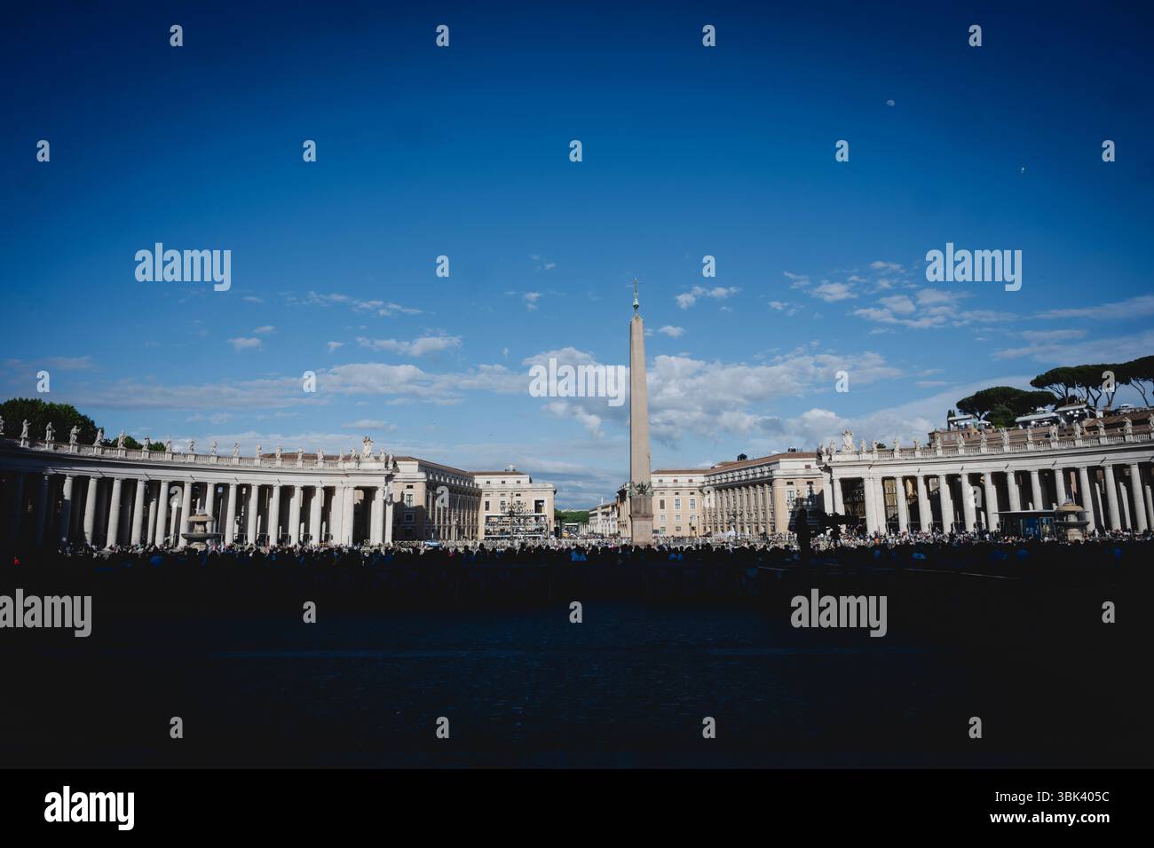 Les fidèles attendent que la fumée se lève de la cheminée de la Chapelle Sixtine alors que commence le conclave pour élire un nouveau pape, sur la place Saint-Pierre au Vatican Banque D'Images Les fidèles attendent que la fumée se lève de la cheminée de la Chapelle Sixtine alors que commence le conclave pour élire un nouveau pape, sur la place Saint-Pierre au Vatican Banque D'Images