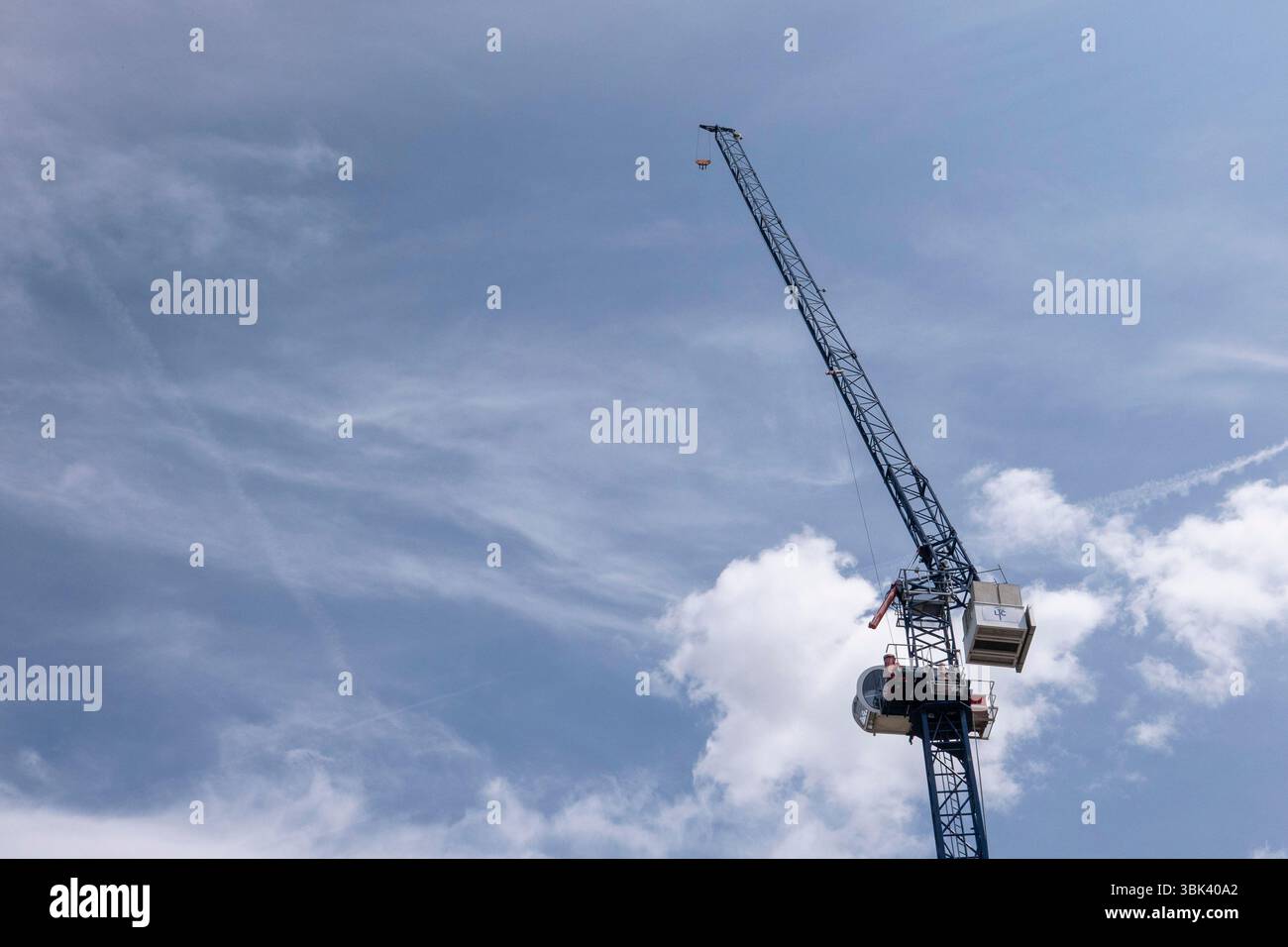 Une grue et un ciel bleu. Photo : SMP News Banque D'Images
