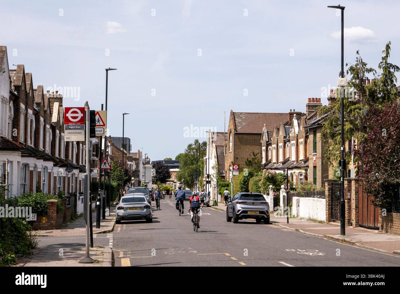 Vue générale vers Brixton de Herne Hill le long de Railton Road avec des gens cyclistes vélos et des maisons victoriennes. Photo : SMP News Banque D'Images