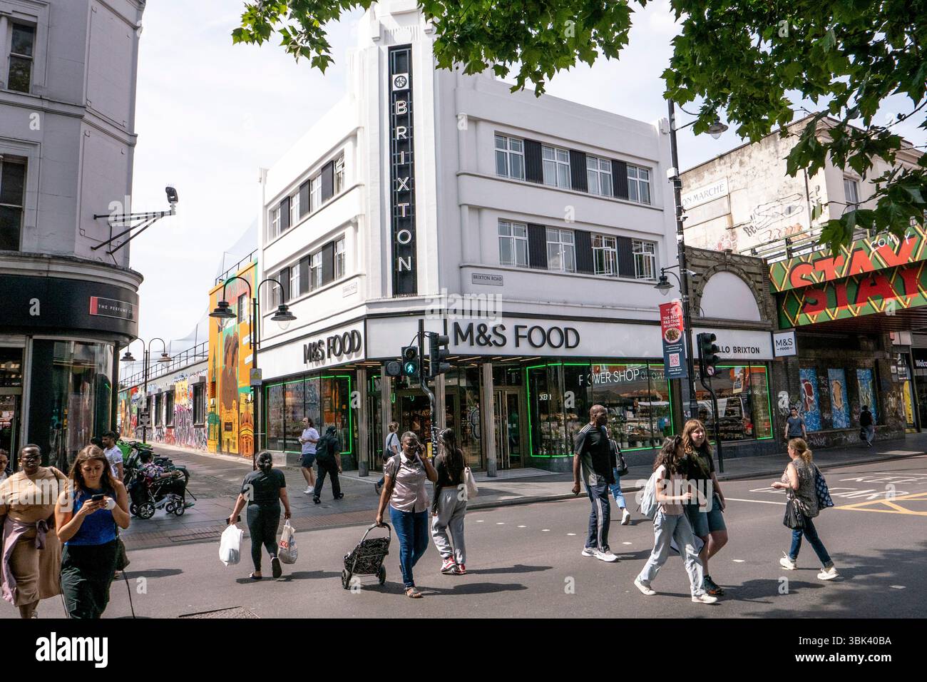 Centre commercial Marks and Spencer Food court à Brixton, dans le sud de Londres. Photo : SMP News Banque D'Images