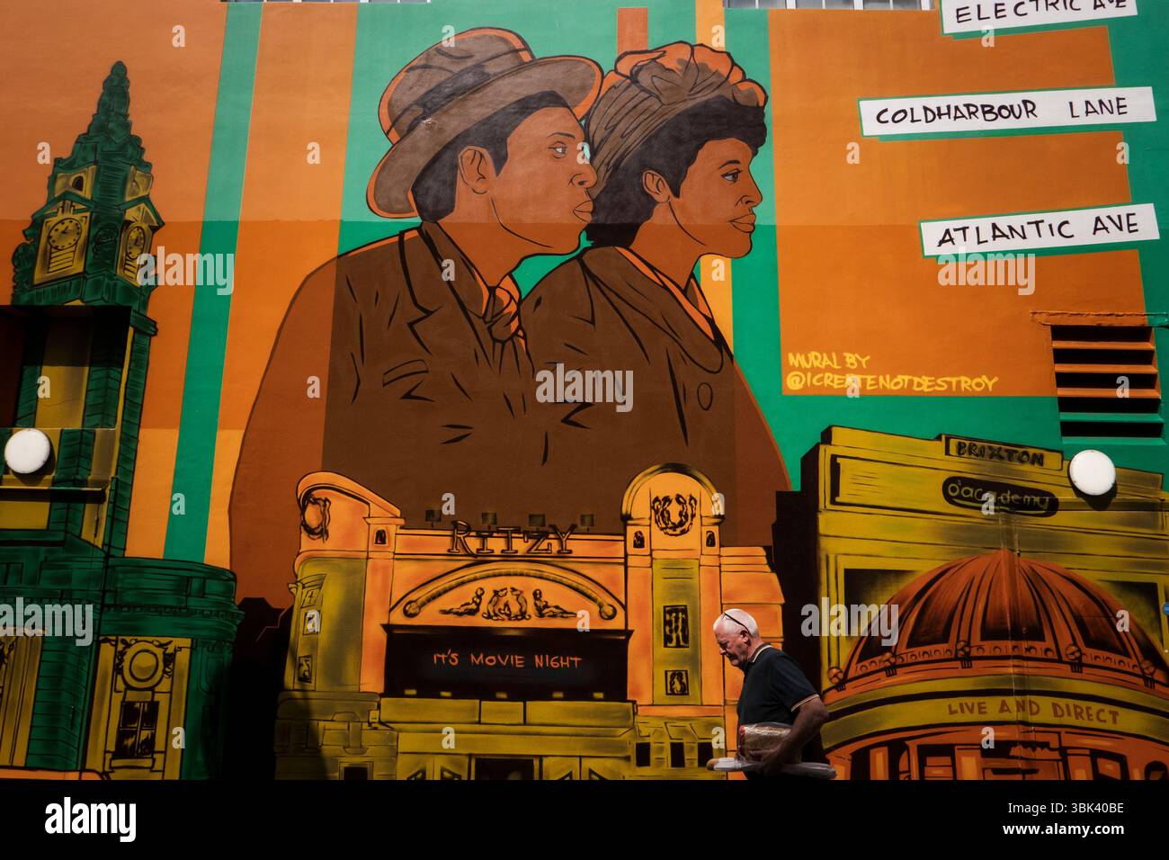 Une fresque murale sur le bâtiment Marks and Spencer Food court à Brixton, dans le sud de Londres. Photo : SMP News Banque D'Images