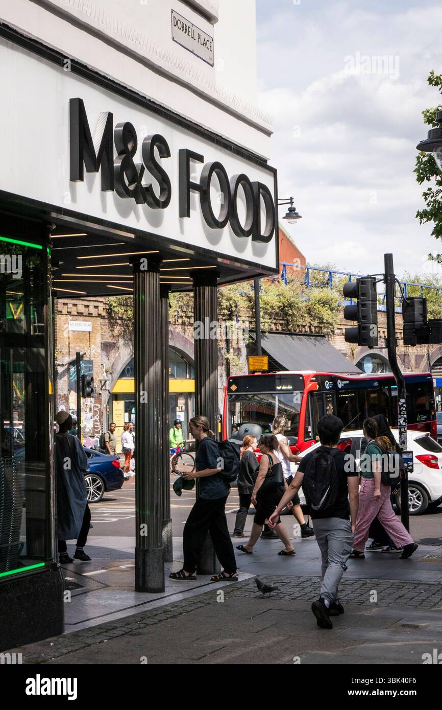 Centre commercial Marks and Spencer Food court à Brixton, dans le sud de Londres. Photo : SMP News Banque D'Images