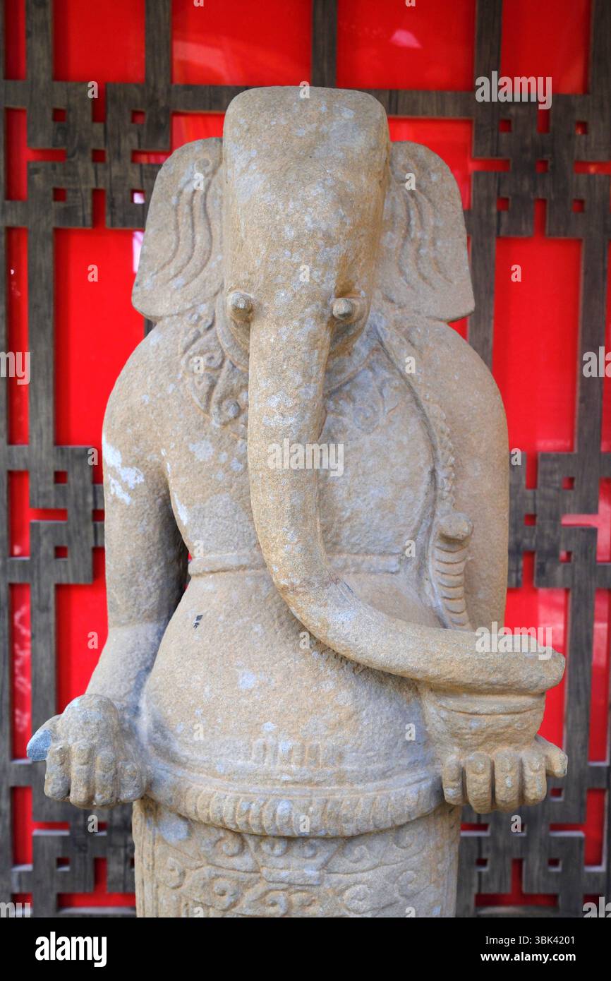 Statue de Dieu hindou Ganesh à tête d'éléphant dans le temple. Kontum. Vietnam. Banque D'Images Statue de Dieu hindou Ganesh à tête d'éléphant dans le temple. Kontum. Vietnam. Banque D'Images