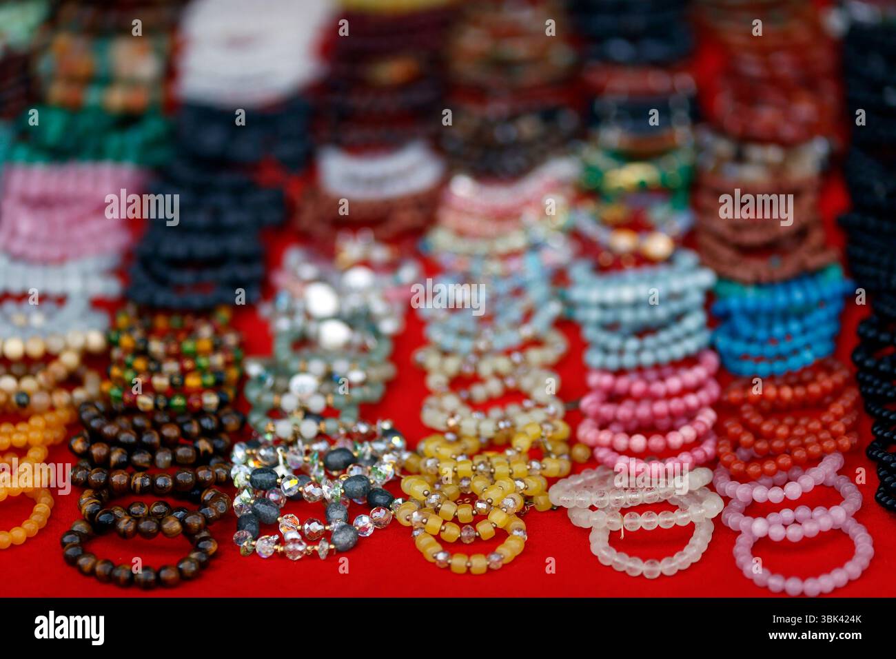 Bracelets bouddhistes en perles à vendre à l'entrée d'une pagode. Pleiku. France. Banque D'Images