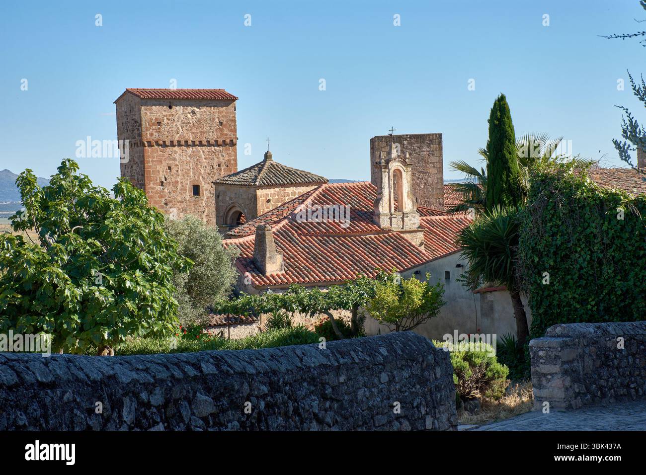 Une rue flanquée d'un mur de pierre mène à la vue vers la vieille ville pittoresque de Trujillo, où plusieurs tours de pierre historiques Banque D'Images