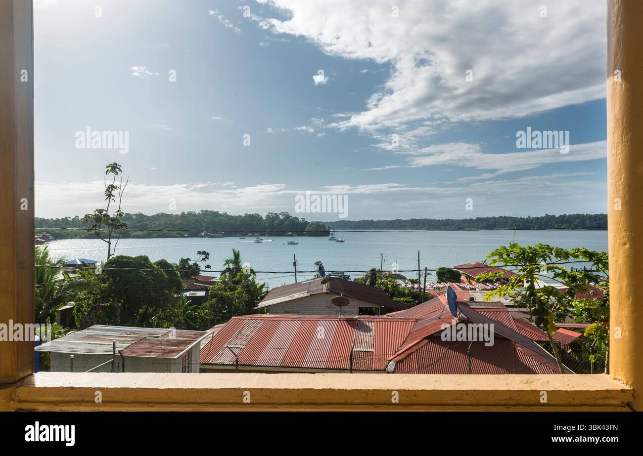 Vue de l'église méthodiste sur le lagon et les toits de Old Bank, Isla Bastimentos, Bocas del Toro, Panama Banque D'Images