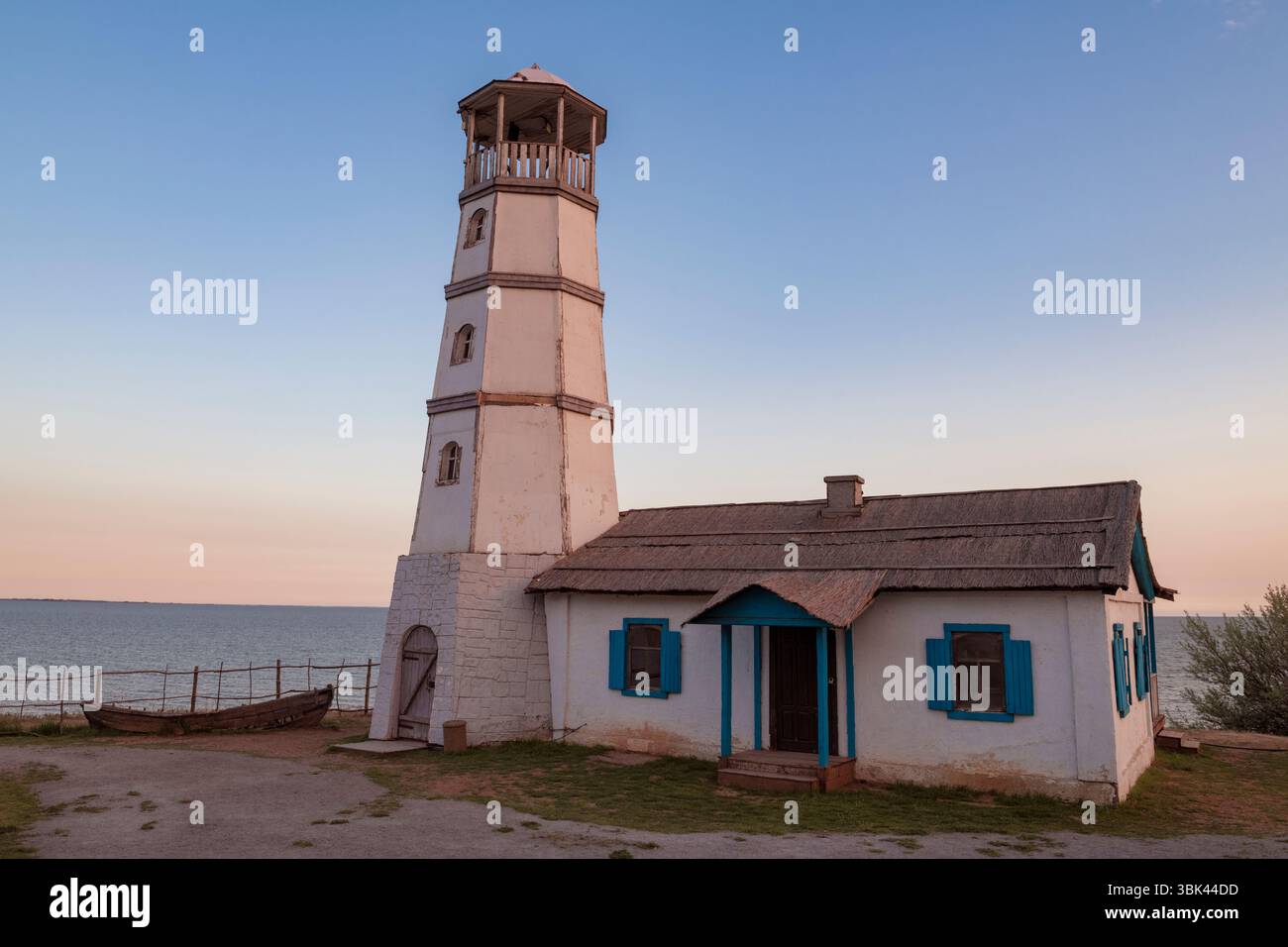 Le vieux phare et la maison du gardien un soir de mai. Dekorations de film pour le film 'Lighthouse Keeper.' Région de Rostov, Russie Banque D'Images