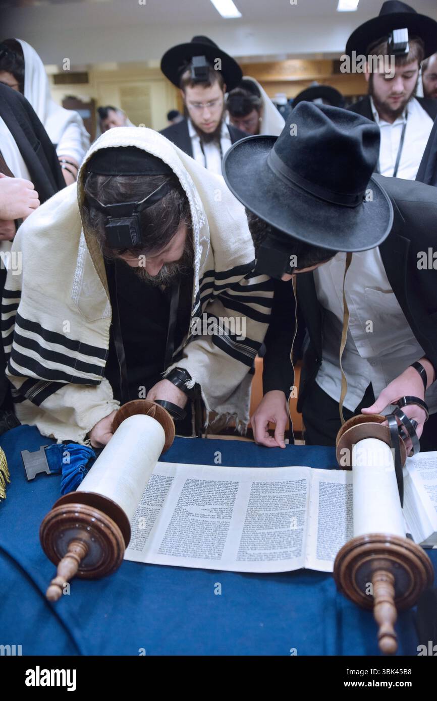Une lecture matinale de Torah en semaine à la principale synagogue Chabad sur Eastern Parkway à Brooklyn New York. Banque D'Images