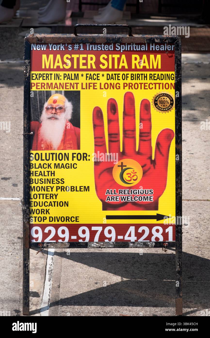 Une publicité pour Maître Sita Ram un guérisseur spirituel réclamant une protection à vie, arrêtant les divorces, résolvant des problèmes d'argent et utilisant la magie noire dans Queens NY Banque D'Images