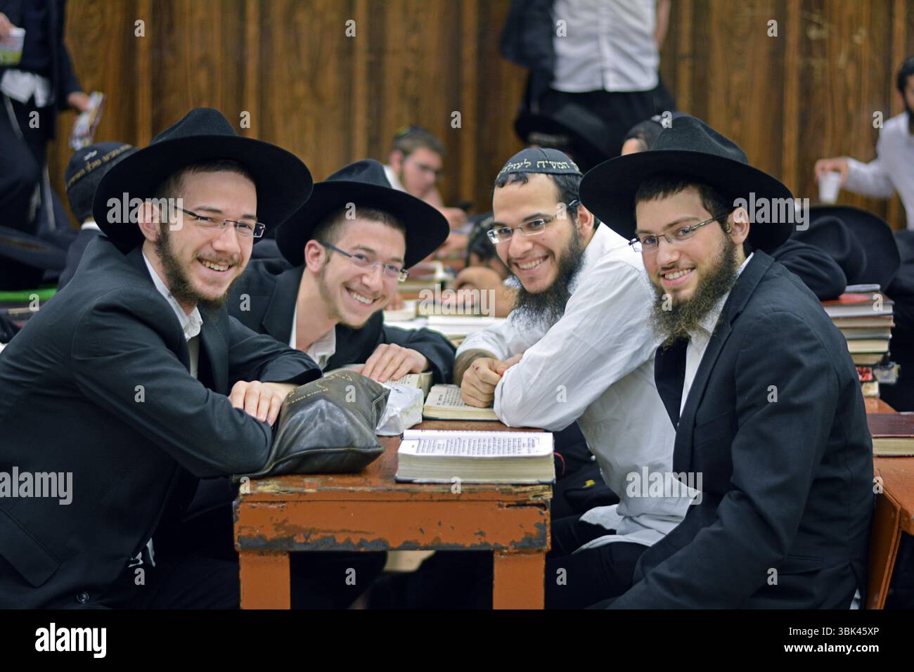 Les partenaires d'étude juifs font une pause après leur lâcher pour une photo joyeuse. À la principale synagogue Chabad à Crown Heights, Brooklyn, New York. Banque D'Images