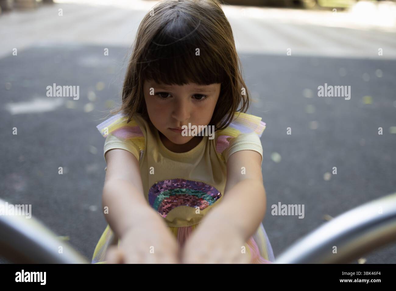 Un gamin avec une expression triste Banque D'Images