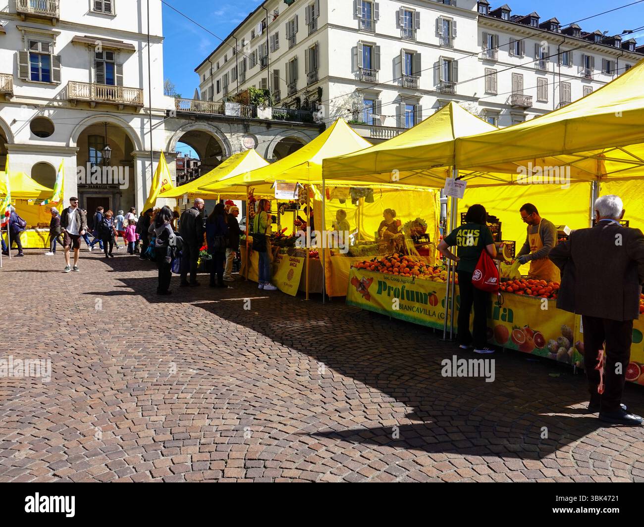 Les gens magasinent dans les stands de nourriture fraîche sur un marché du dimanche, Piazza Vittorio Veneto, Turin, Italie. Banque D'Images