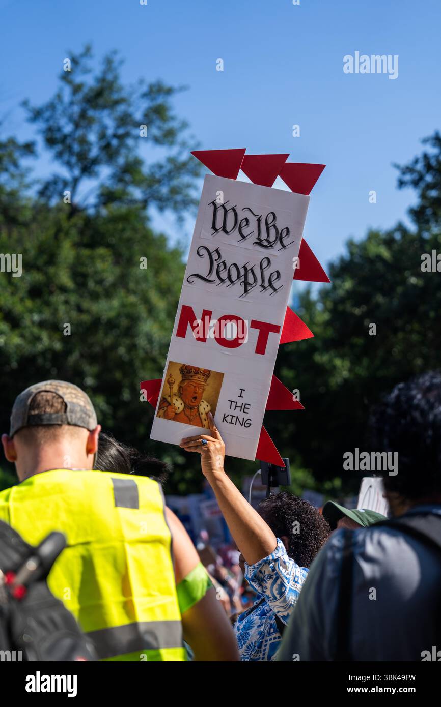 Austin, États-Unis. 14 juin 2025. Rassemblement de protestation "No Kings" au Capitole du Texas, 16 juin 2025, Austin, TX, USA (photo de Violeta Alvarez/Sipa USA) crédit : Sipa USA/Alamy Live News Banque D'Images