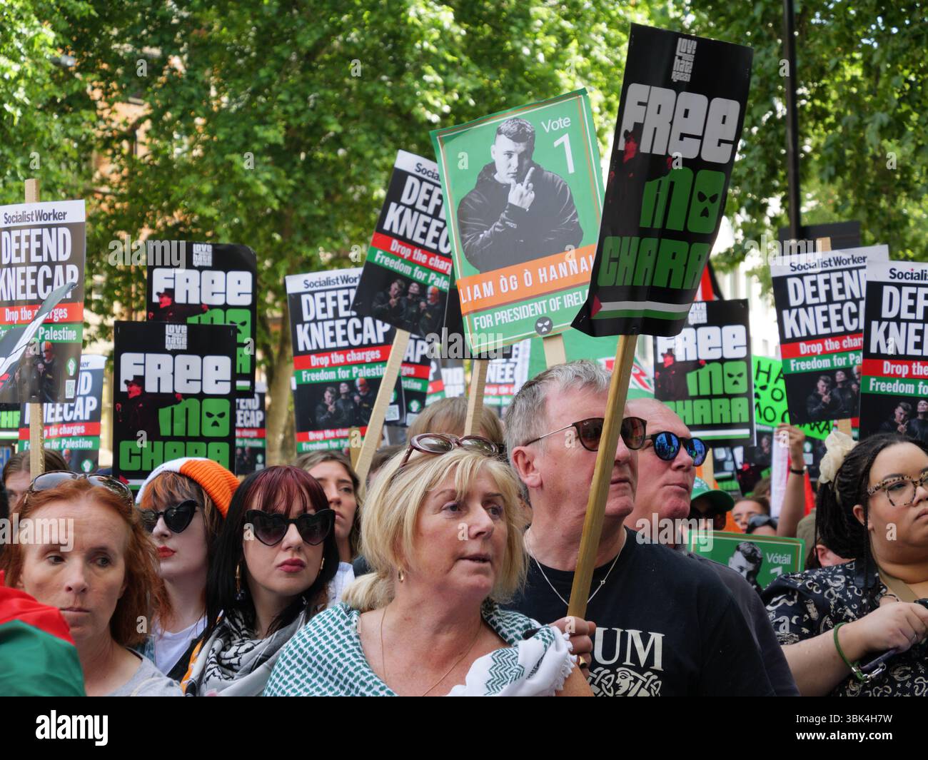 Des manifestants devant le tribunal de première instance de Westminster le mercredi 18 juin 2025 en soutien à Liam O'Hanna, ou Liam OG O hAnnaidh du trio Hip Hop irlandais Kneecap accusé d'afficher un drapeau soutenant le Hezbollah, une organisation interdite au Royaume-Uni Banque D'Images