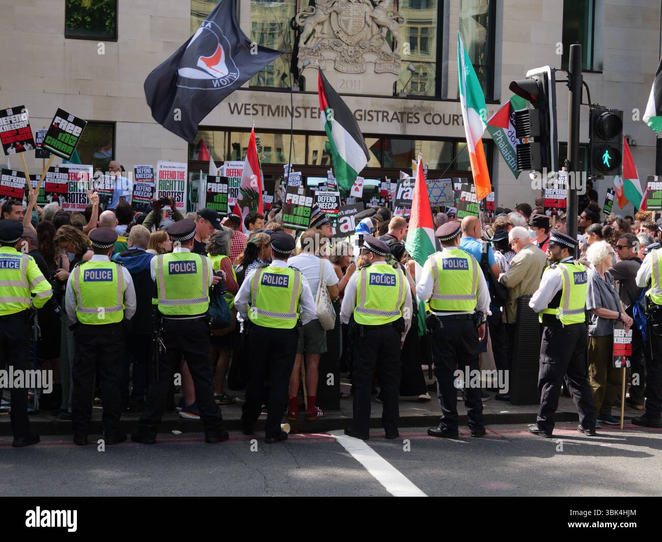 Des manifestants devant le tribunal de première instance de Westminster le mercredi 18 juin 2025 en soutien à Liam O'Hanna, ou Liam OG O hAnnaidh du trio Hip Hop irlandais Kneecap accusé d'afficher un drapeau soutenant le Hezbollah, une organisation interdite au Royaume-Uni Banque D'Images