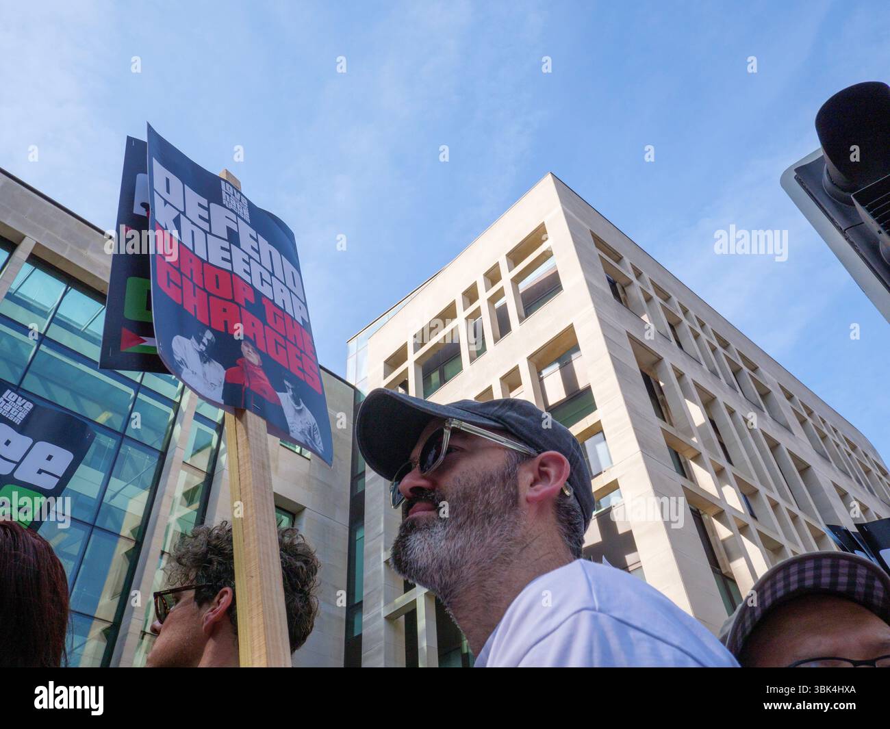 Des manifestants devant le tribunal de première instance de Westminster le mercredi 18 juin 2025 en soutien à Liam O'Hanna, ou Liam OG O hAnnaidh du trio Hip Hop irlandais Kneecap accusé d'afficher un drapeau soutenant le Hezbollah, une organisation interdite au Royaume-Uni Banque D'Images