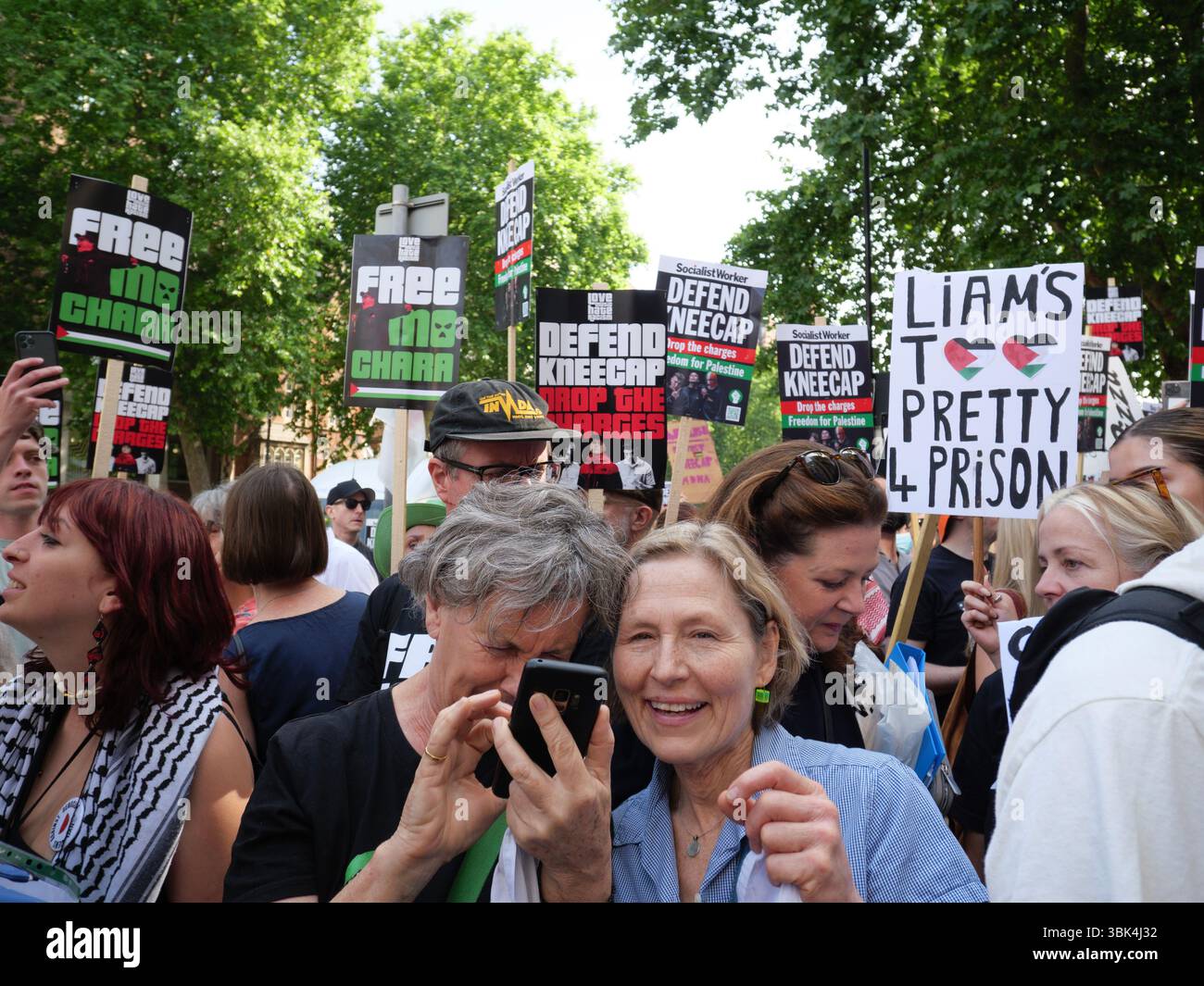 Des manifestants devant le tribunal de première instance de Westminster le mercredi 18 juin 2025 en soutien à Liam O'Hanna, ou Liam OG O hAnnaidh du trio Hip Hop irlandais Kneecap accusé d'afficher un drapeau soutenant le Hezbollah, une organisation interdite au Royaume-Uni Banque D'Images