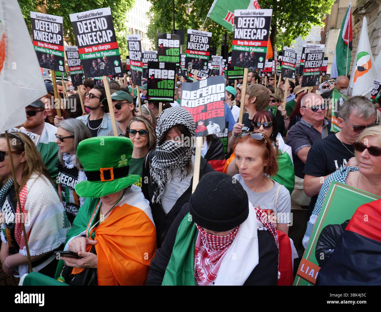Des manifestants devant le tribunal de première instance de Westminster le mercredi 18 juin 2025 en soutien à Liam O'Hanna, ou Liam OG O hAnnaidh du trio Hip Hop irlandais Kneecap accusé d'afficher un drapeau soutenant le Hezbollah, une organisation interdite au Royaume-Uni Banque D'Images