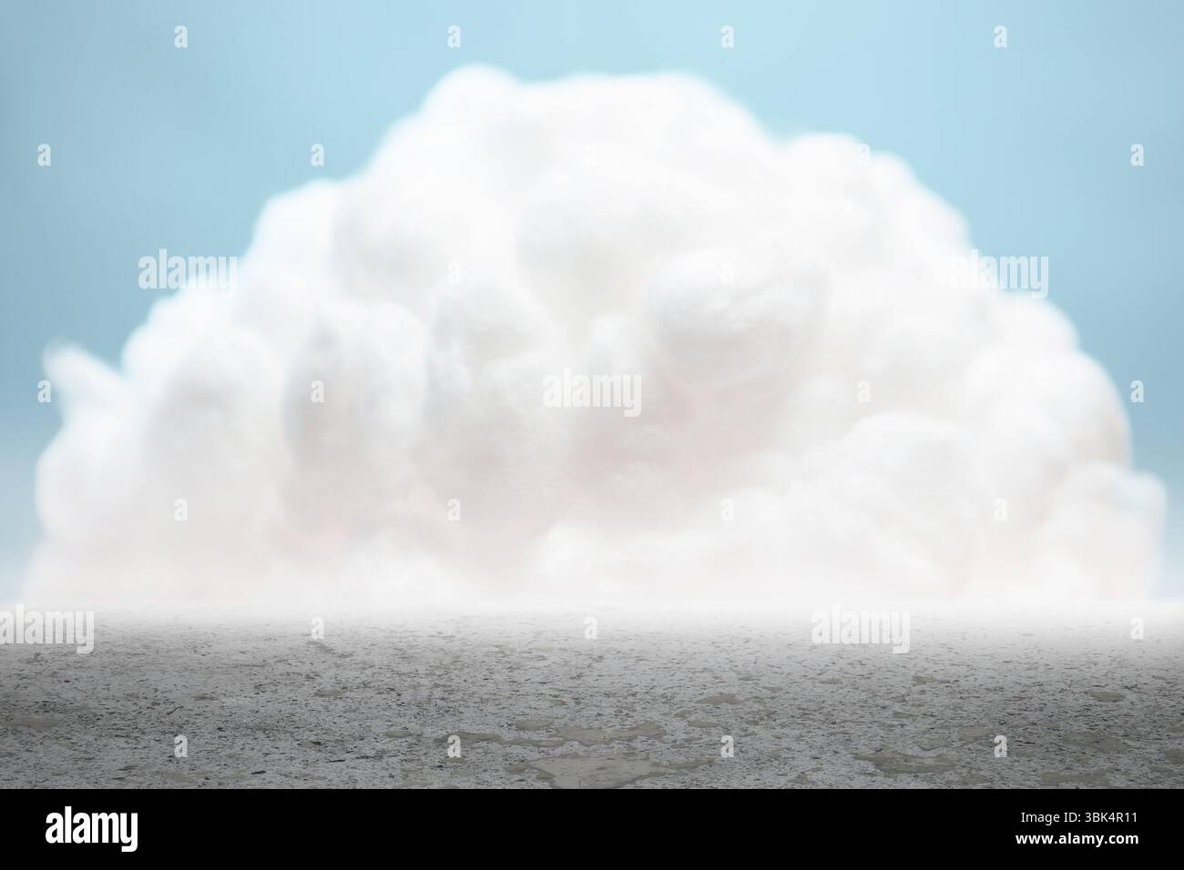 Nuage blanc géant au-dessus du désert Banque D'Images