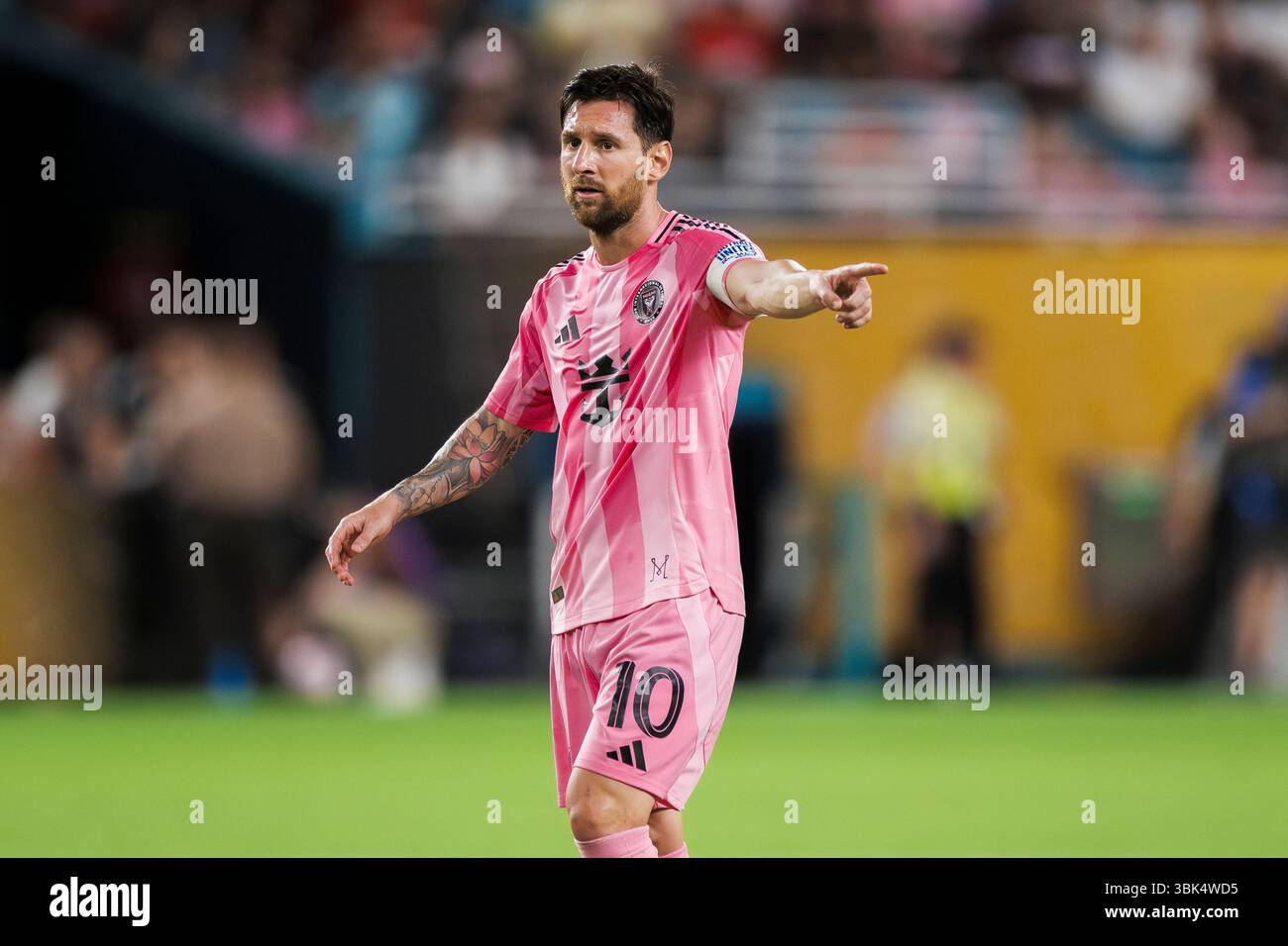 Lionel Messi de l'Inter Miami CF fait des gestes lors du match de la Coupe du monde des clubs de la FIFA entre Al Ahly FC et Inter Miami CF. Banque D'Images