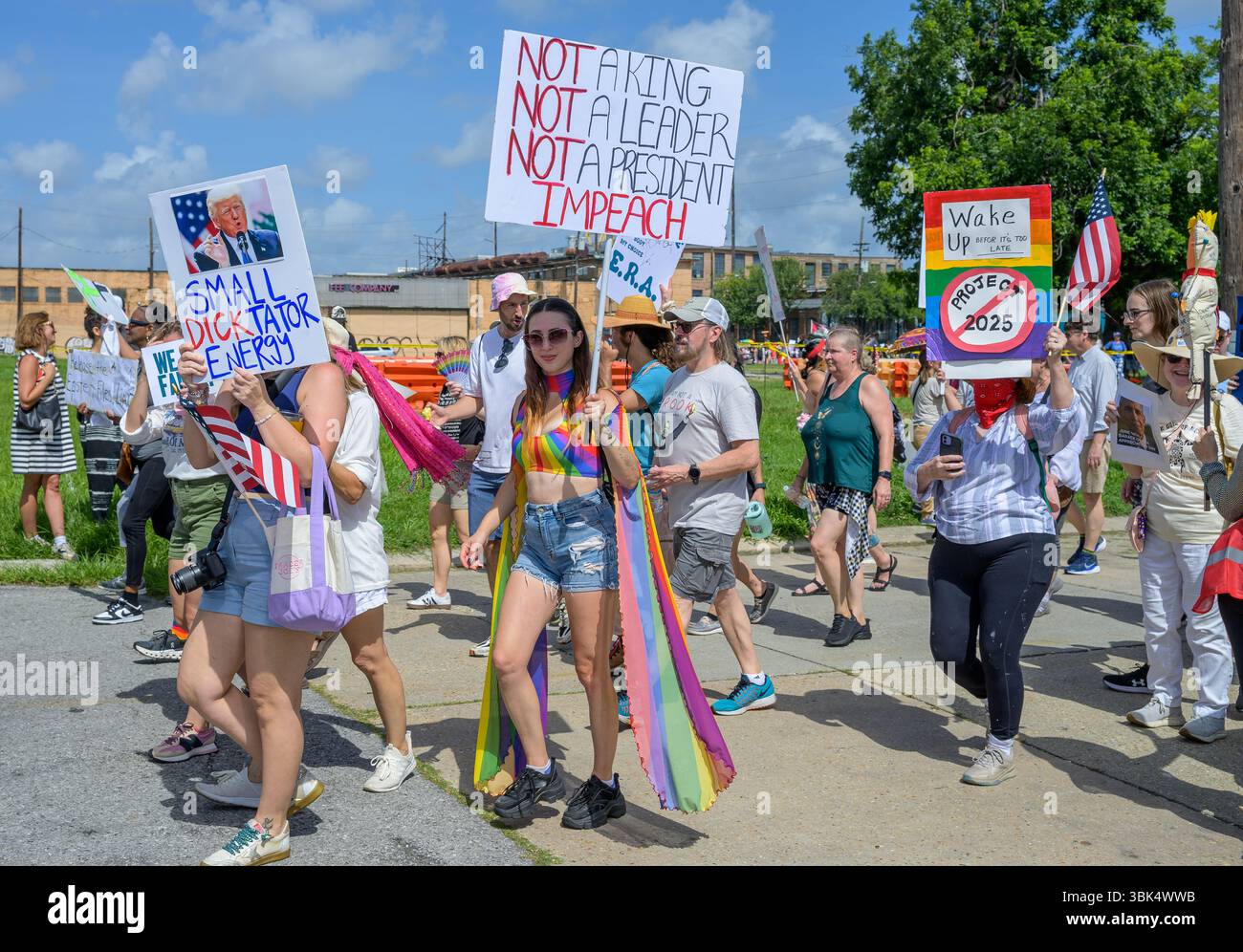 Nouvelle-Orléans, LOUISIANE, États-Unis - 14 juin 2025 : manifestants anti-Trump avec des pancartes défilent dans le défilé No Kings Day dans le quartier de Marigny à la Nouvelle-Orléans Banque D'Images