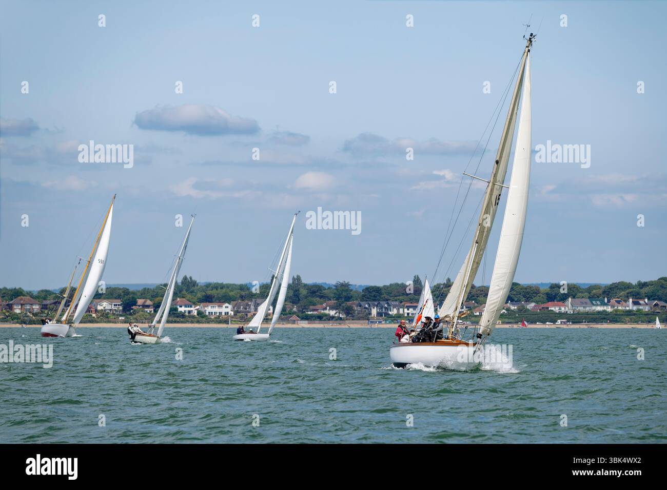 Classic Yacht Race tenue au large de la côte de l'île de Wight dans le sud de l'Angleterre Banque D'Images