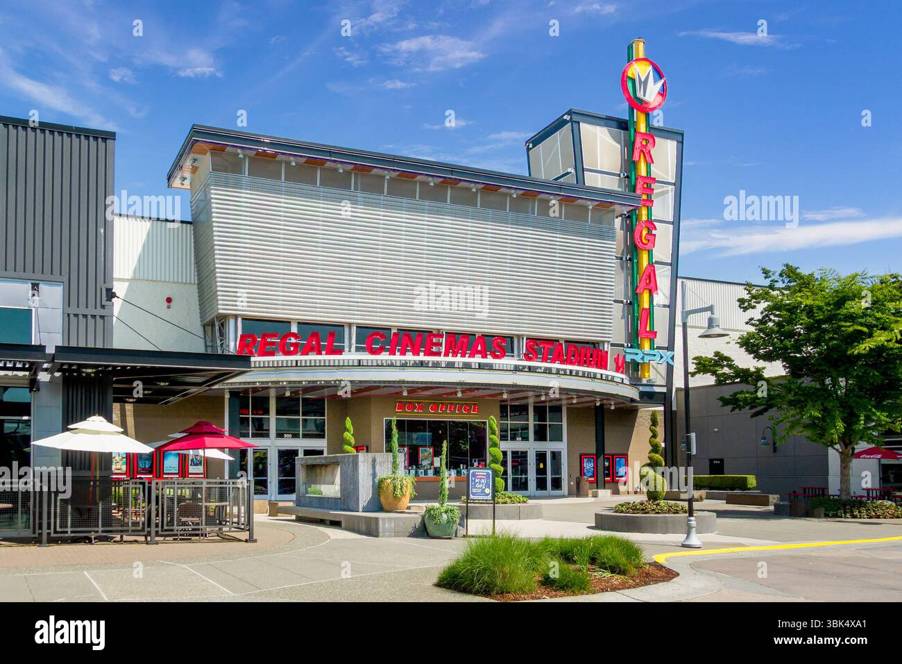 RENTON, WA, États-Unis, 2 JUIN 2025 : extérieur du cinéma Regal Cinemas Stadium et logo de marque. Banque D'Images