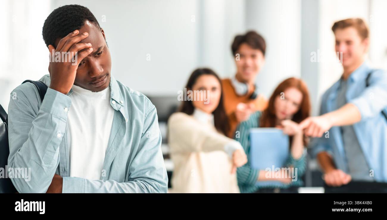 Les gens se moquer et se moquer d'un triste homme noir Banque D'Images