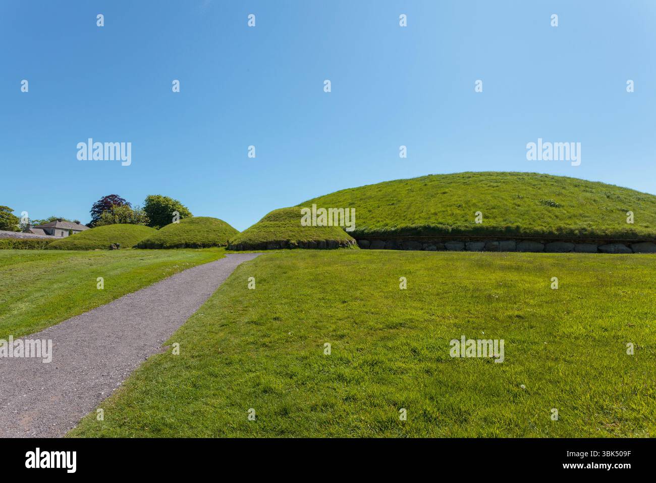 BRU Ba Boinne : Knowth, un complexe funéraire néolithique comprenant un tombeau gargantuesque entouré de bordures de trottoirs hautement décorés et plusieurs tombes plus petites Banque D'Images