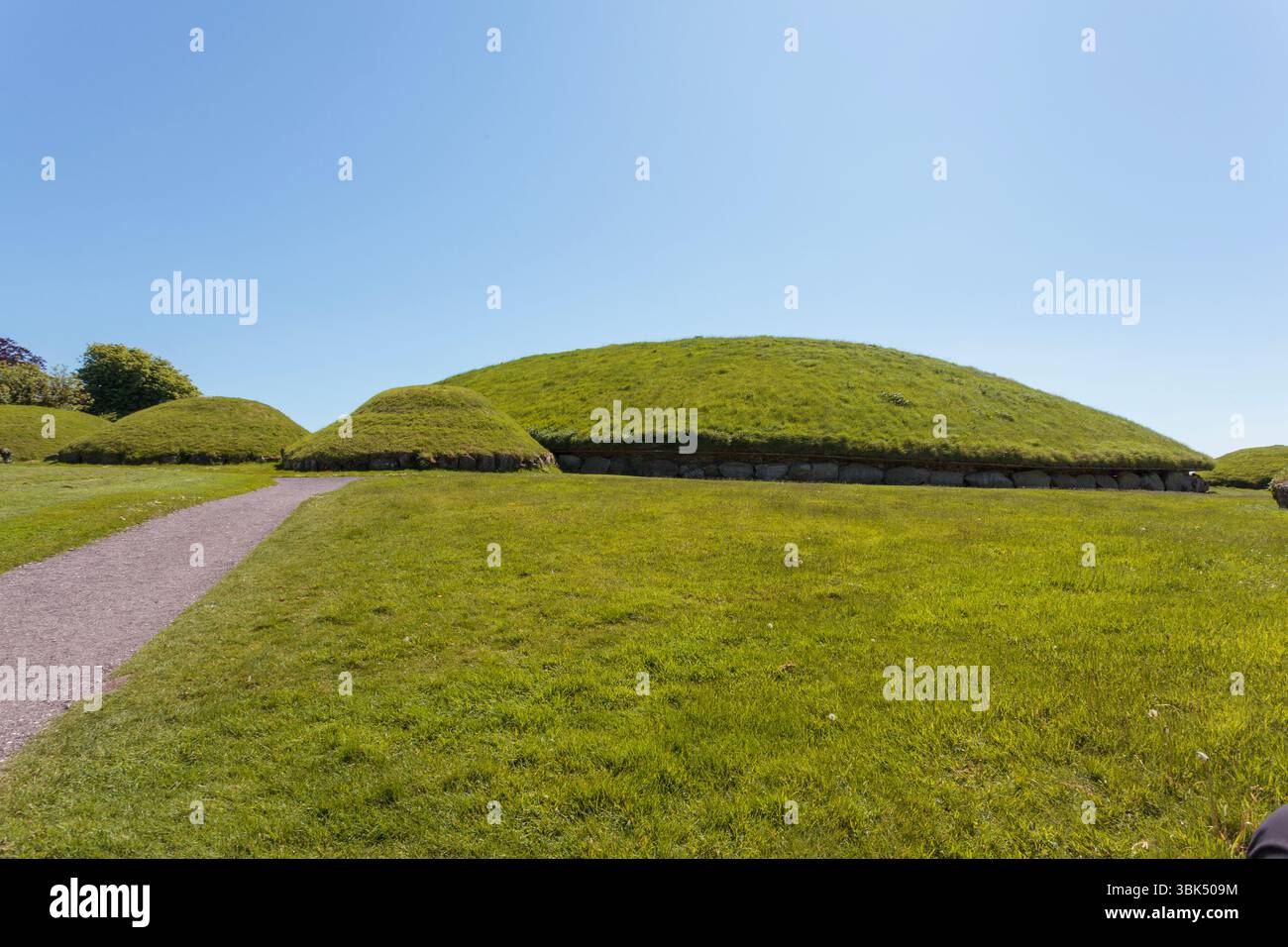 BRU Ba Boinne : Knowth, un complexe funéraire néolithique comprenant un tombeau gargantuesque entouré de bordures de trottoirs hautement décorés et plusieurs tombes plus petites Banque D'Images