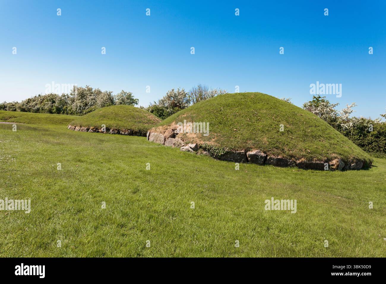 BRU Ba Boinne : Knowth, un complexe funéraire néolithique comprenant un tombeau gargantuesque entouré de bordures de trottoirs hautement décorés et plusieurs tombes plus petites Banque D'Images