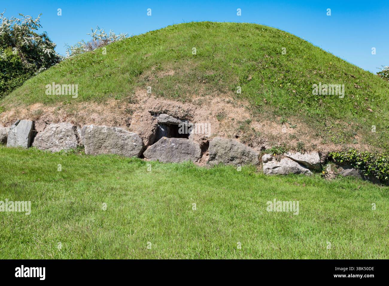 BRU Ba Boinne : Knowth, un complexe funéraire néolithique comprenant un tombeau gargantuesque entouré de bordures de trottoirs hautement décorés et plusieurs tombes plus petites Banque D'Images
