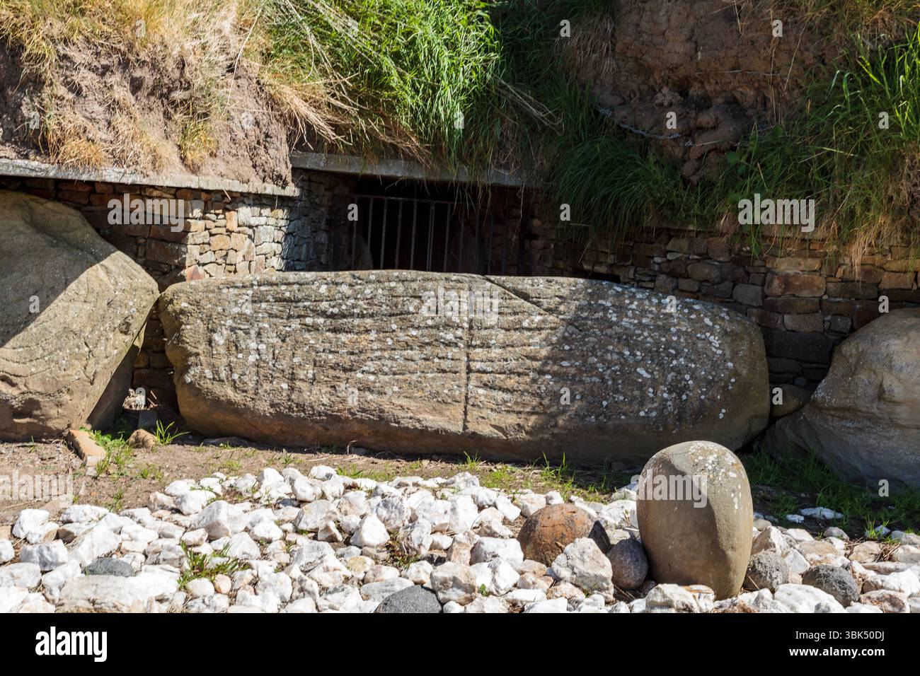 BRU Ba Boinne : Knowth, un complexe funéraire néolithique comprenant un tombeau gargantuesque entouré de bordures de trottoirs hautement décorés et plusieurs tombes plus petites Banque D'Images